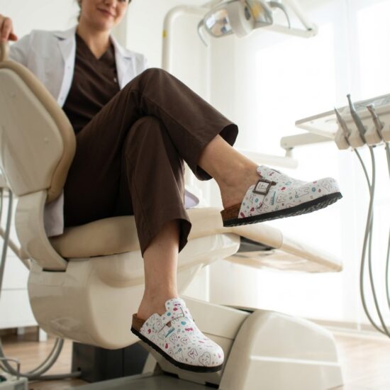 Медицински дамски ортопедични чехли за зъболекар /