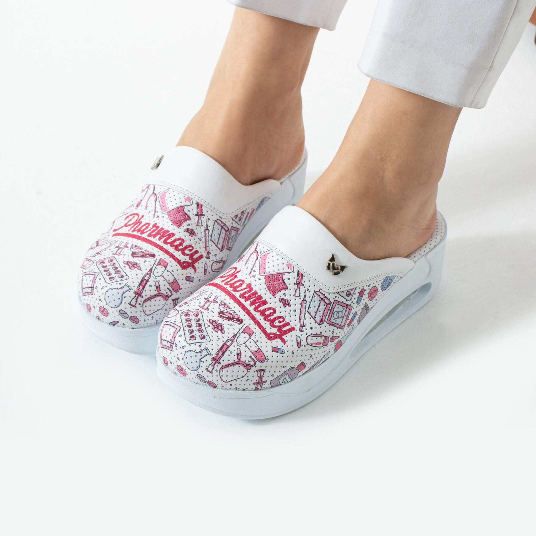 Анатомични медицински чехли на платформа от естествена кожа с принт Pharmacy