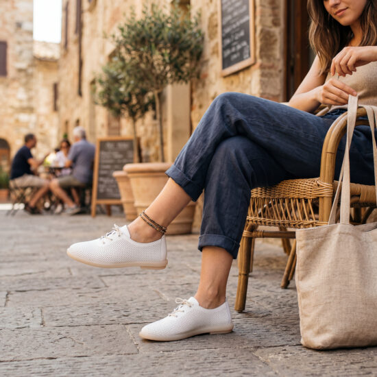 Дамски обувки с мемори пяна от естествена кожа - бели - детайл