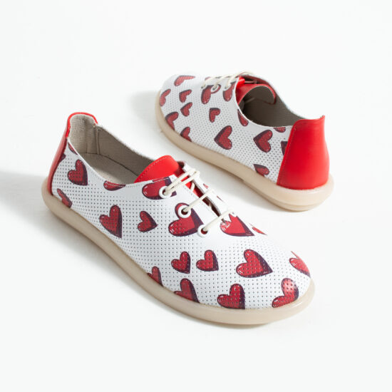 Дамски обувки с мемори пяна от естествена кожа с червени сърца - поглед отстрани