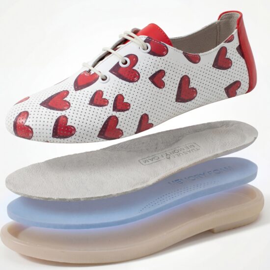 Дамски обувки с мемори пяна от естествена кожа с червени сърца - поглед отгоре