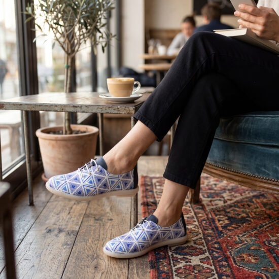 Дамски обувки с мемори пяна от естествена кожа сини с мотиви - Бял Син