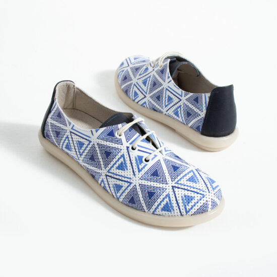 Дамски обувки с мемори пяна от естествена кожа сини с мотиви - поглед отстрани