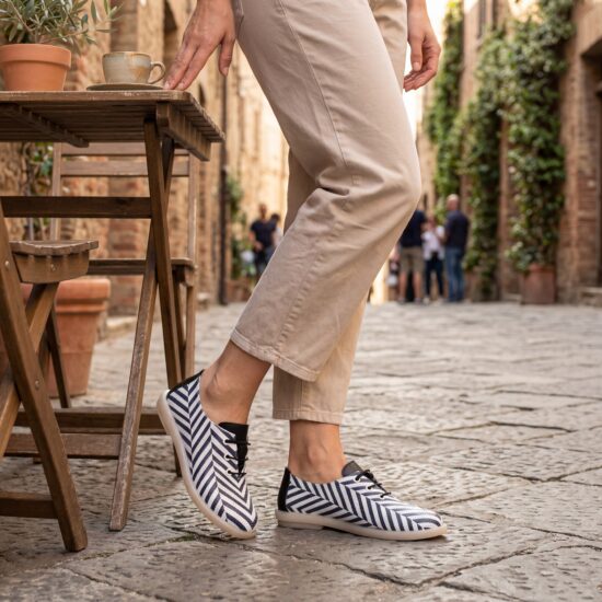 Дамски обувки с мемори пяна от естествена кожа с геометричен принт - поглед отгоре