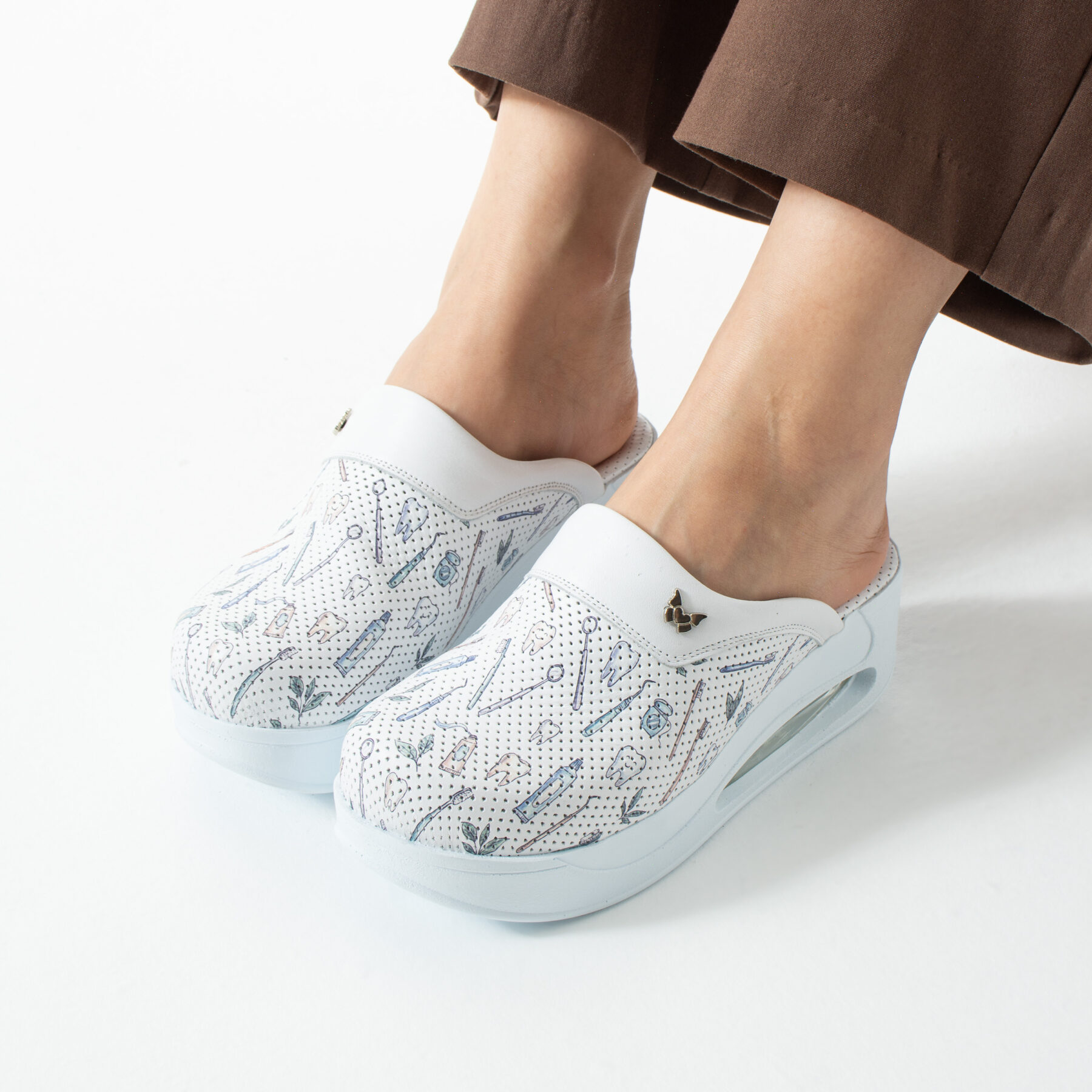 Анатомични медицински чехли на платформа от естествена кожа с принт Dentalis