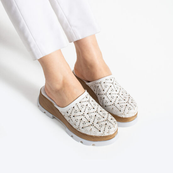 Бяло дамско сабо от естествена кожа на платформа