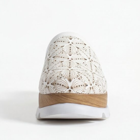 Бяло дамско сабо от естествена кожа на платформа - детайл