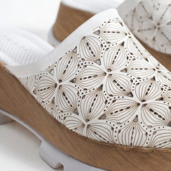 Бяло дамско сабо от естествена кожа на платформа