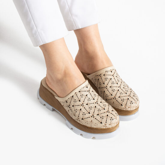 Бежово дамско сабо от естествена кожа на платформа