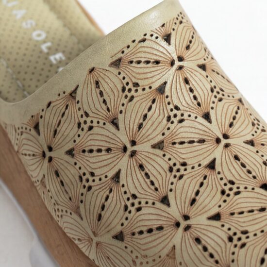 Зелено дамско сабо от естествена кожа на платформа - детайл