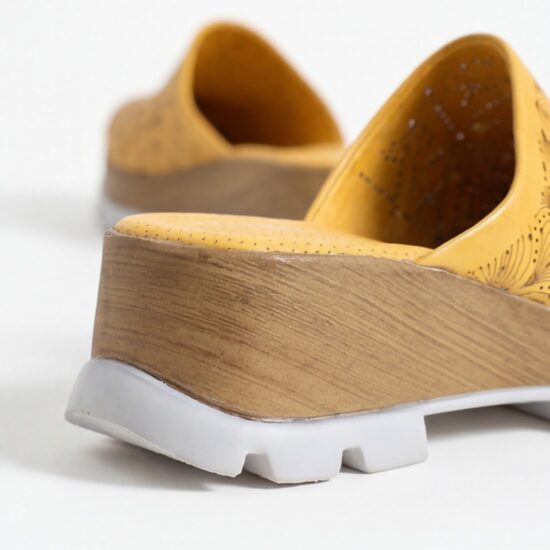 Жълто дамско сабо от естествена кожа на платформа - поглед отстрани