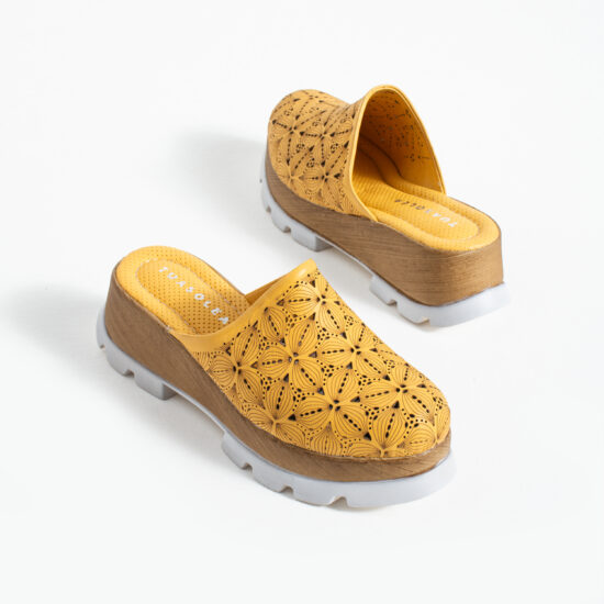 Жълто дамско сабо от естествена кожа на платформа - поглед отгоре