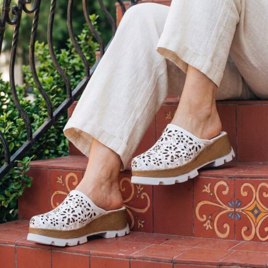 Бяло дамско сабо от естествена кожа на платформа - Бял