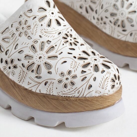 Бяло дамско сабо от естествена кожа на платформа - поглед отгоре