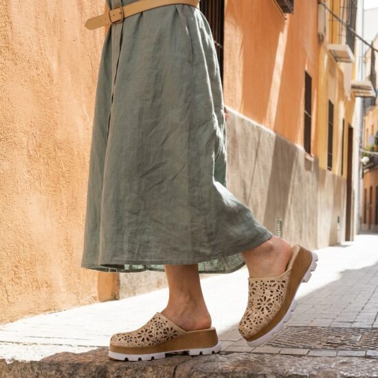 Бежово дамско сабо от естествена кожа на платформа