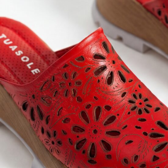 Червено дамско сабо от естествена кожа на платформа - поглед отгоре