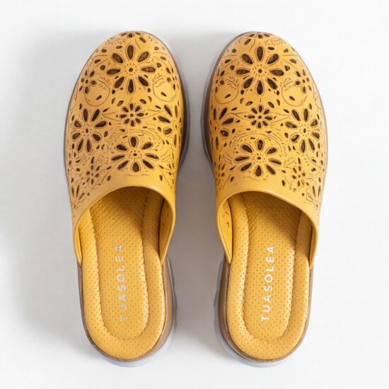 Жълто дамско сабо от естествена кожа на платформа - поглед отгоре