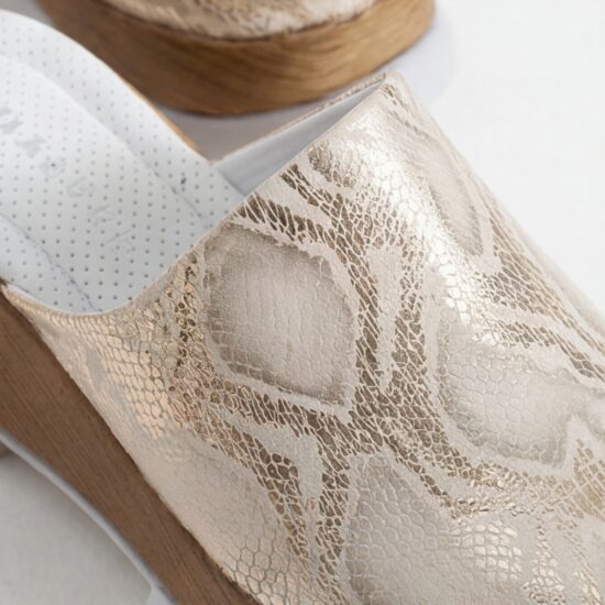 Златисто дамско сабо от естествена кожа на платформа - детайл