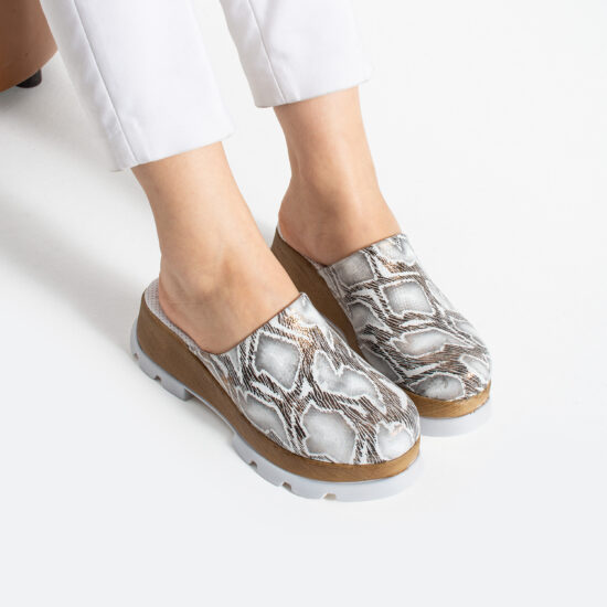 Сребристо дамско сабо от естествена кожа на платформа