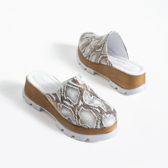 Сребристо дамско сабо от естествена кожа на платформа - поглед отстрани