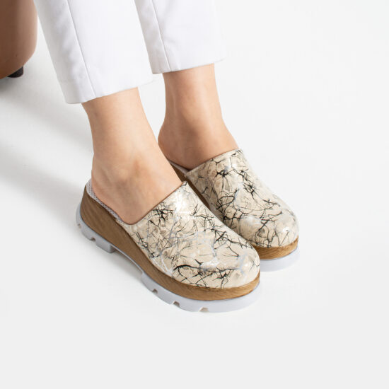 Златисто дамско сабо от естествена кожа на платформа