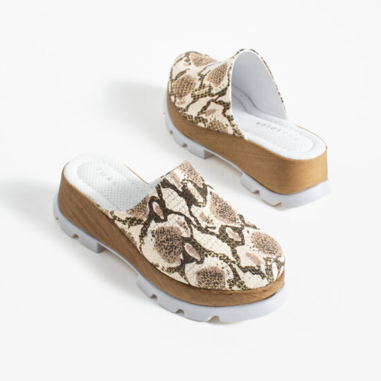 Дамско сабо от естествена кожа на платформа със змийски принт - детайл