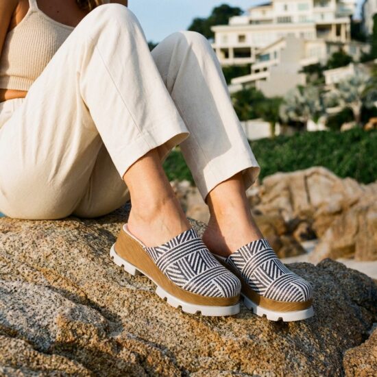 Синьо дамско сабо от естествена кожа на платформа - Бял Син