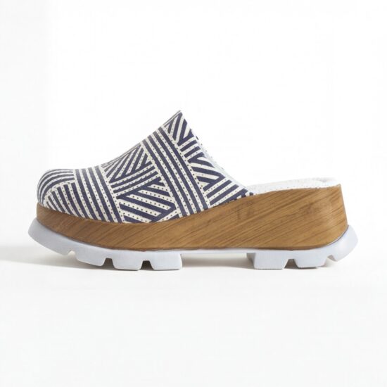 Синьо дамско сабо от естествена кожа на платформа - поглед отстрани