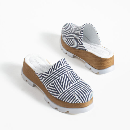 Синьо дамско сабо от естествена кожа на платформа - детайл